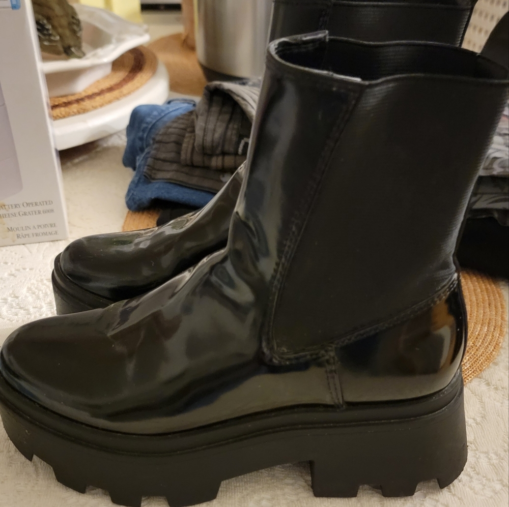 Iris Lug Chelsea Boot platform angle low cut black patent shiny boots size